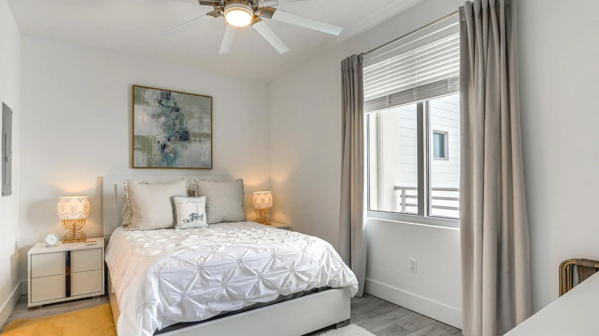 Apartment Chic With Balcony 2 Mi To Beaches!