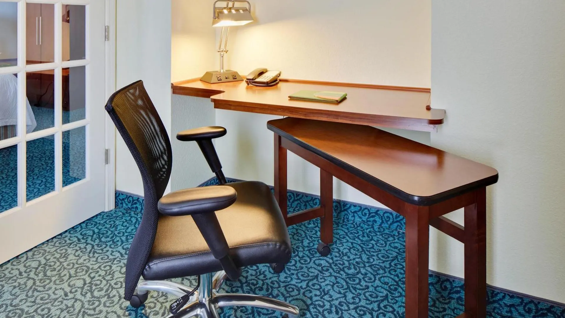Courtyard By Marriott At Town Center 3*