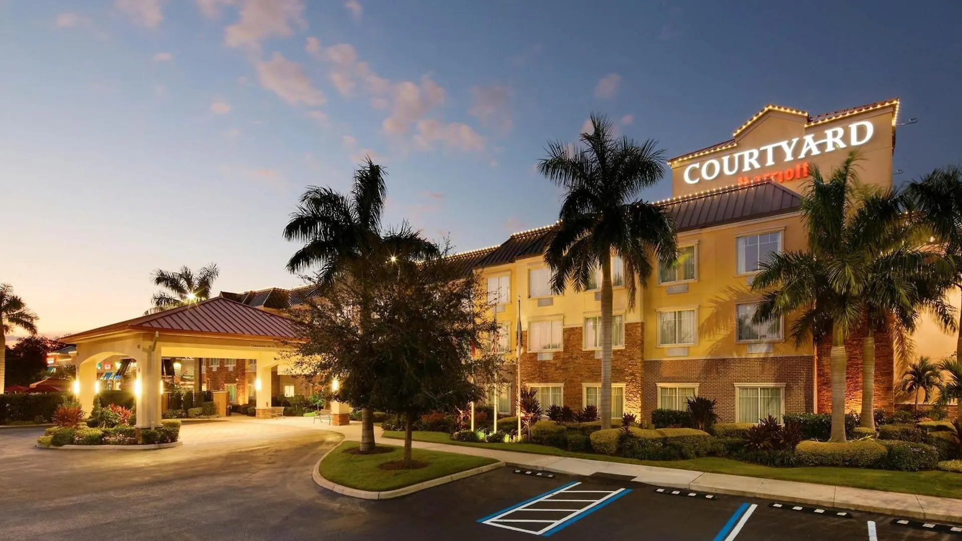 Hotel Courtyard By Marriott At Town Center 3*
