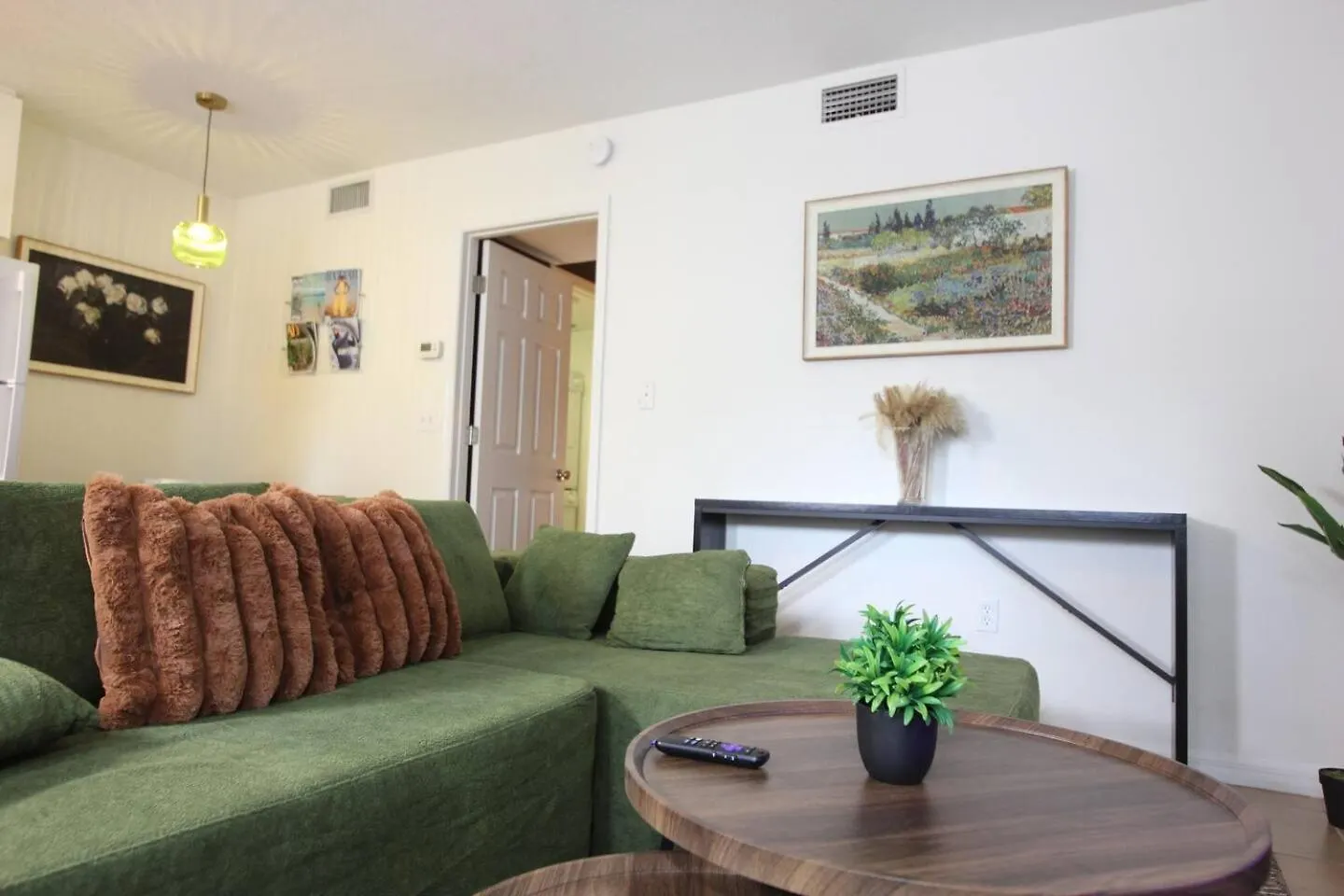 Cozy Retreat Close To Hospital Apartment