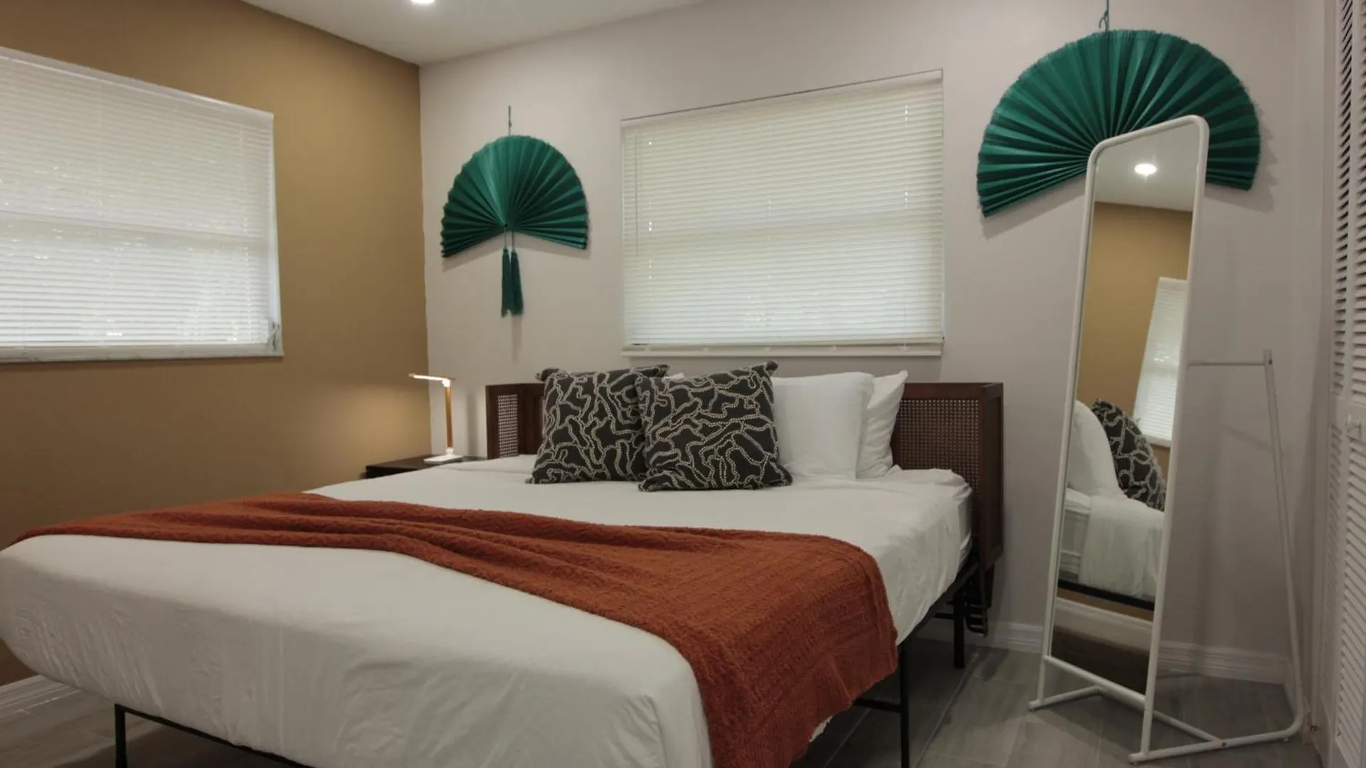 2 King Beds Airport Ballet Holiday home *