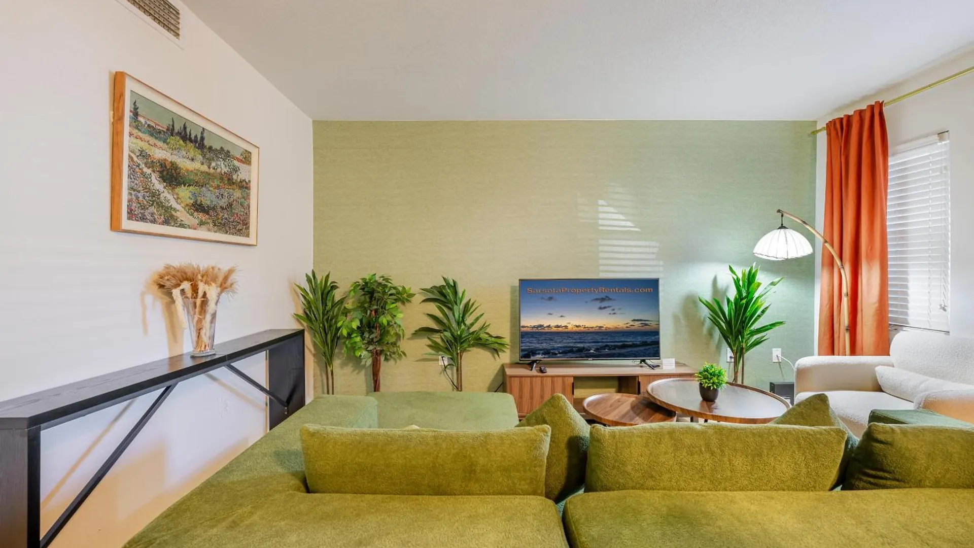 Cozy Retreat Close To Hospital Apartment