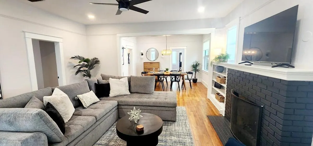 Holiday home Gem In Laurel Park, Newly Remodeled, Near Downtown