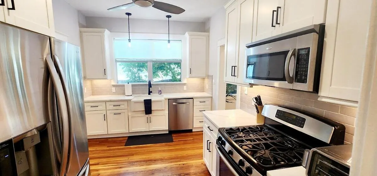 Holiday home Gem In Laurel Park, Newly Remodeled, Near Downtown