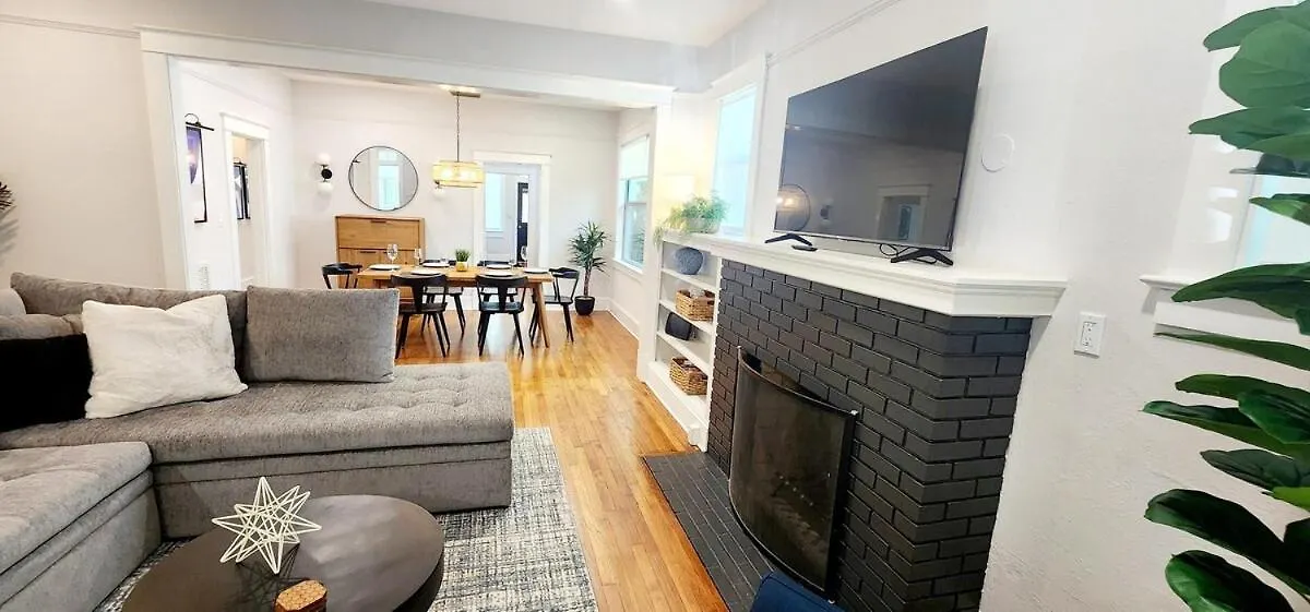Holiday home Gem In Laurel Park, Newly Remodeled, Near Downtown *