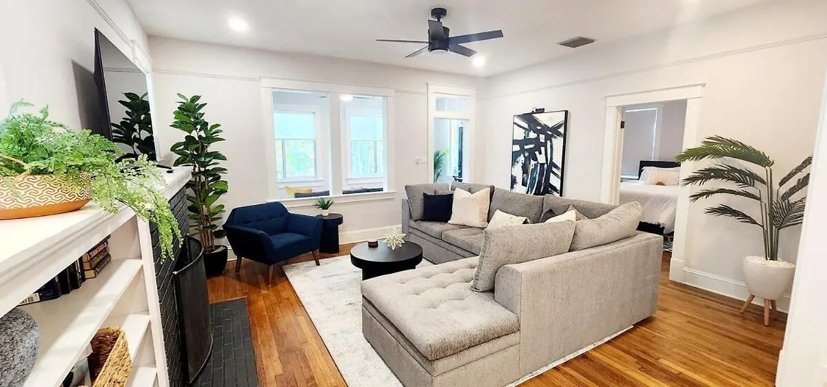 Holiday home Gem In Laurel Park, Newly Remodeled, Near Downtown *