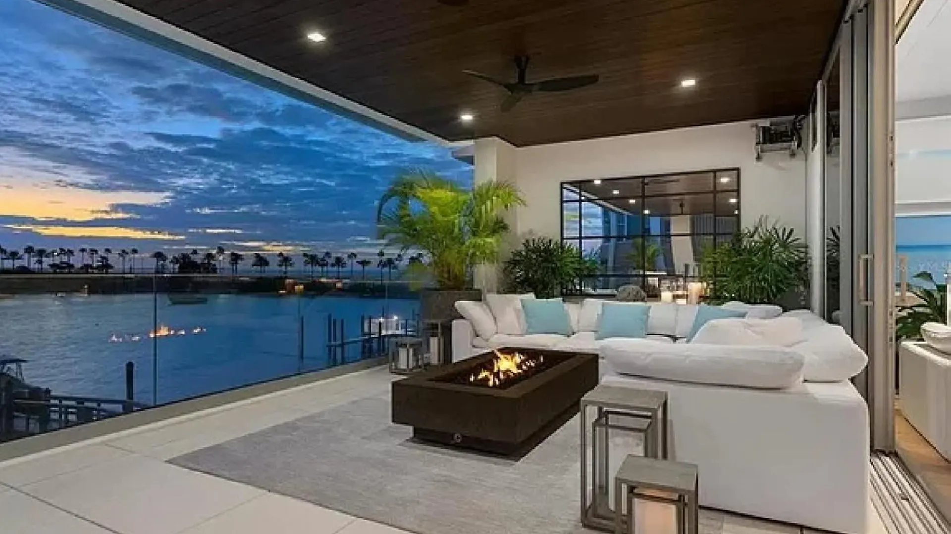 Modern Waterfront In Apartment *