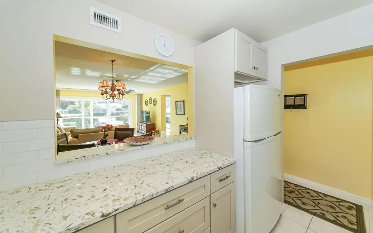 King Bed - Walk To St. Armand's Circle And Lido Beach In Minutes!