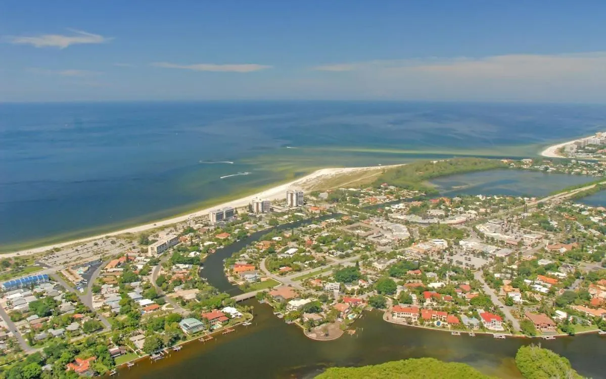 King Bed - Walk To St. Armand's Circle And Lido Beach In Minutes!