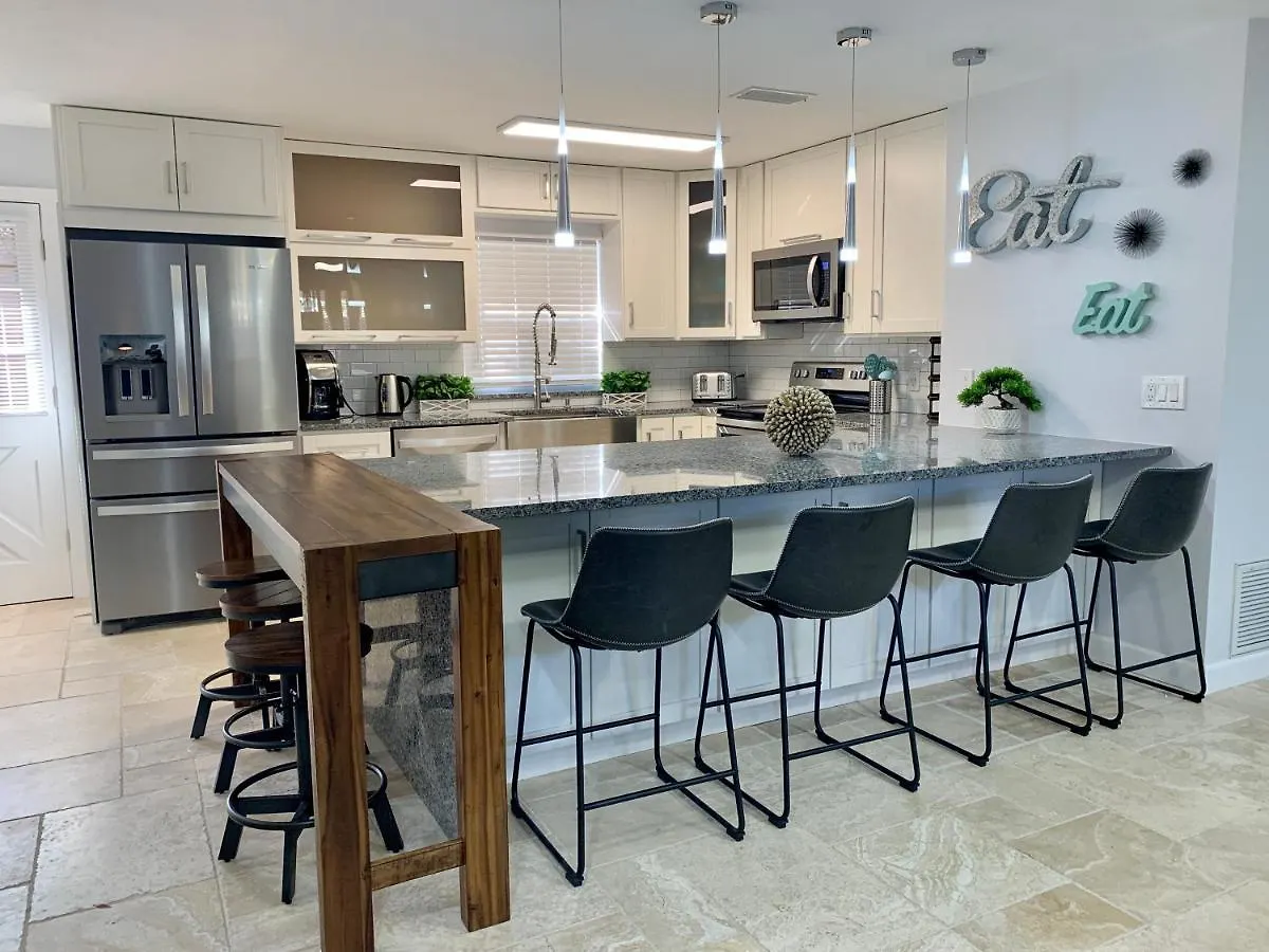 Modern Coastal Near Siesta Key And Downtown Villa