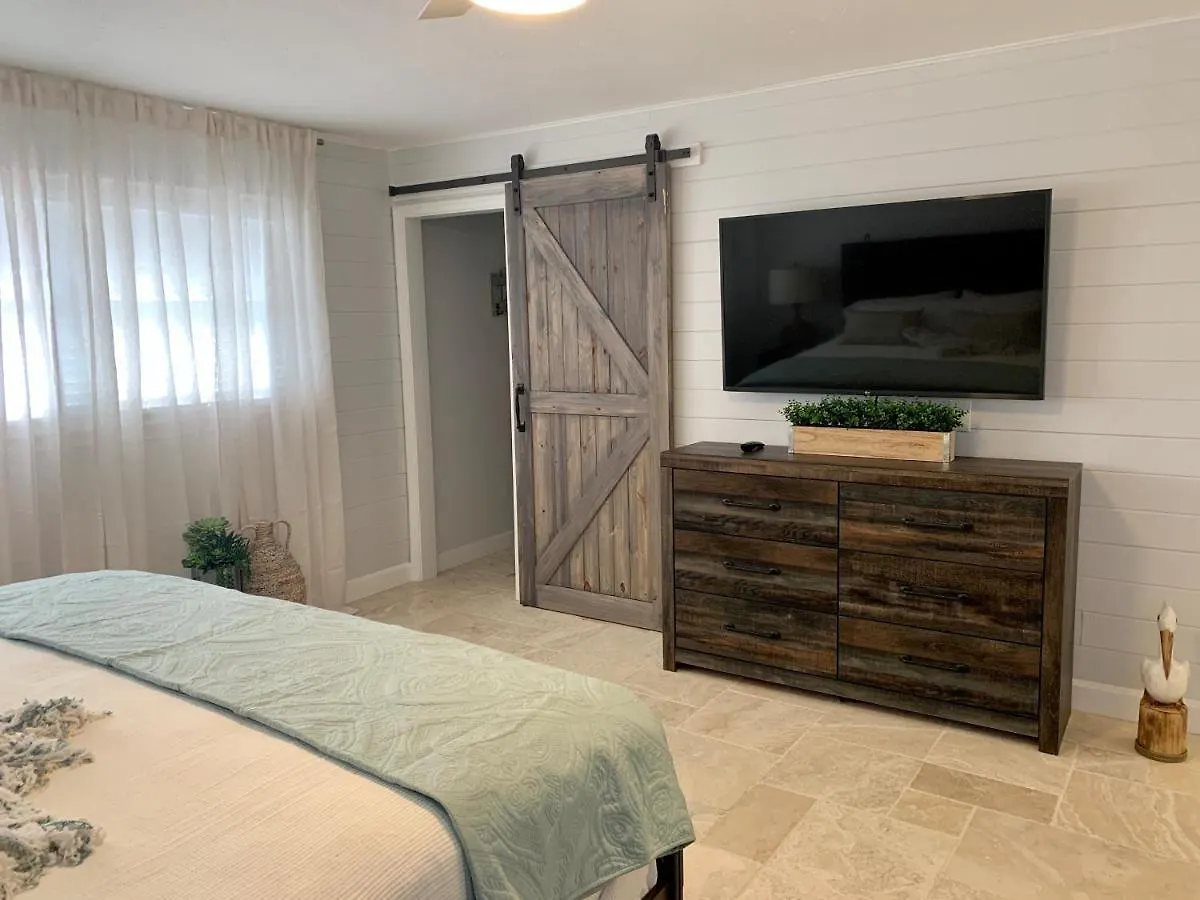 Modern Coastal Near Siesta Key And Downtown *