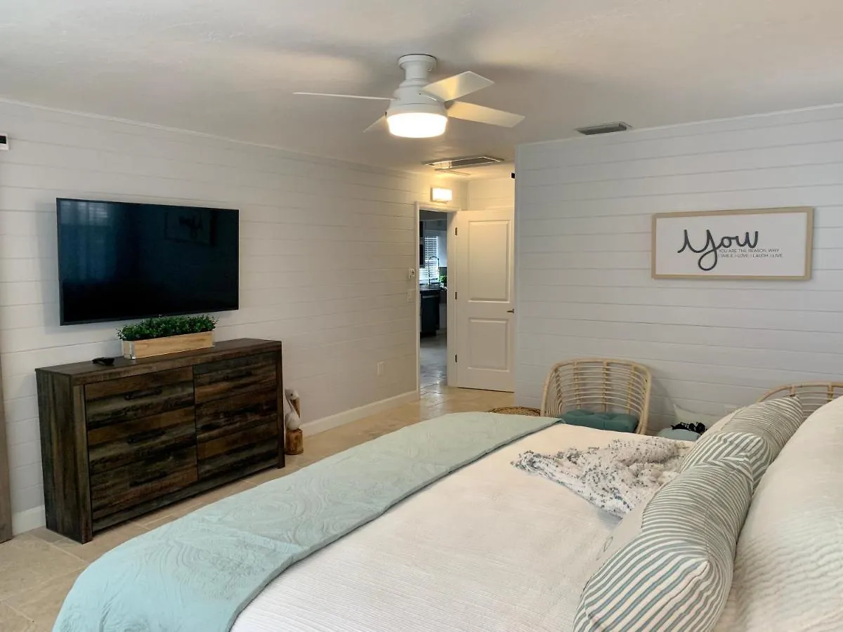 Modern Coastal Near Siesta Key And Downtown *