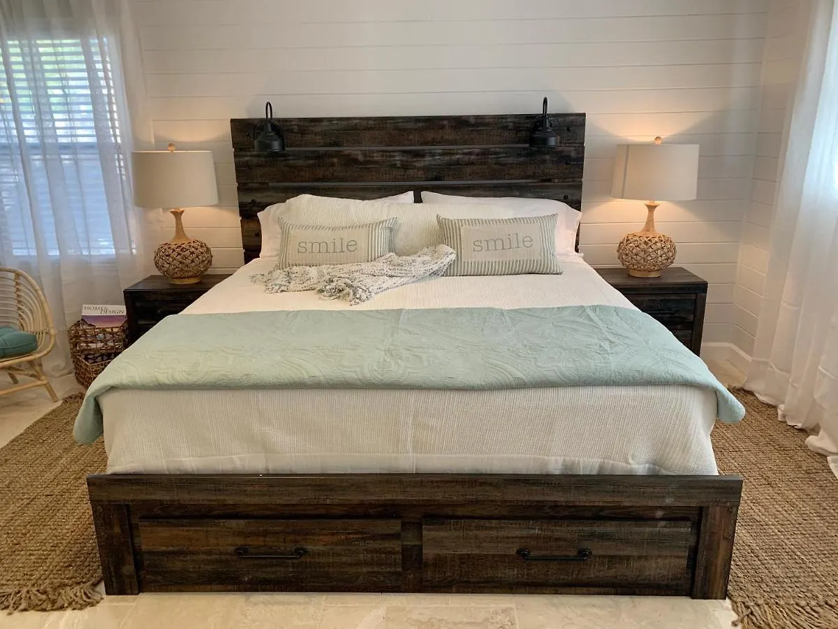 Modern Coastal Near Siesta Key And Downtown Villa