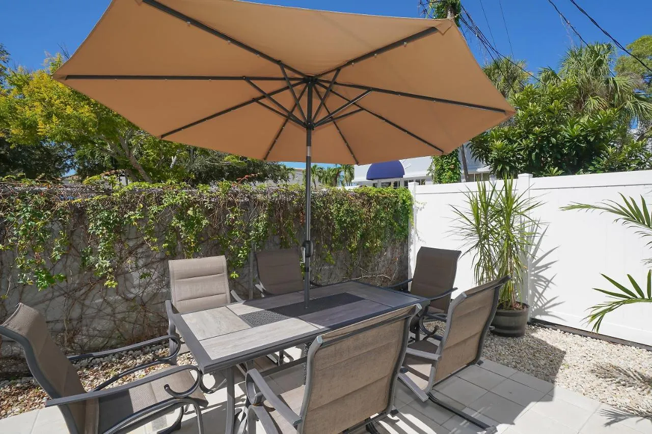 Modern & Fresh - Less Than 3 Miles To The Beach!
