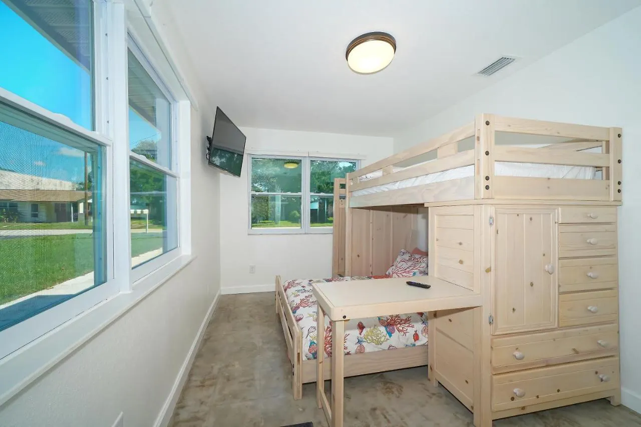 Modern & Fresh - Less Than 3 Miles To The Beach! Holiday home