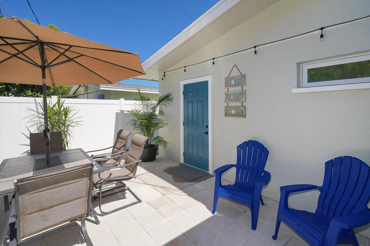 Modern & Fresh - Less Than 3 Miles To The Beach! Holiday home Sarasota