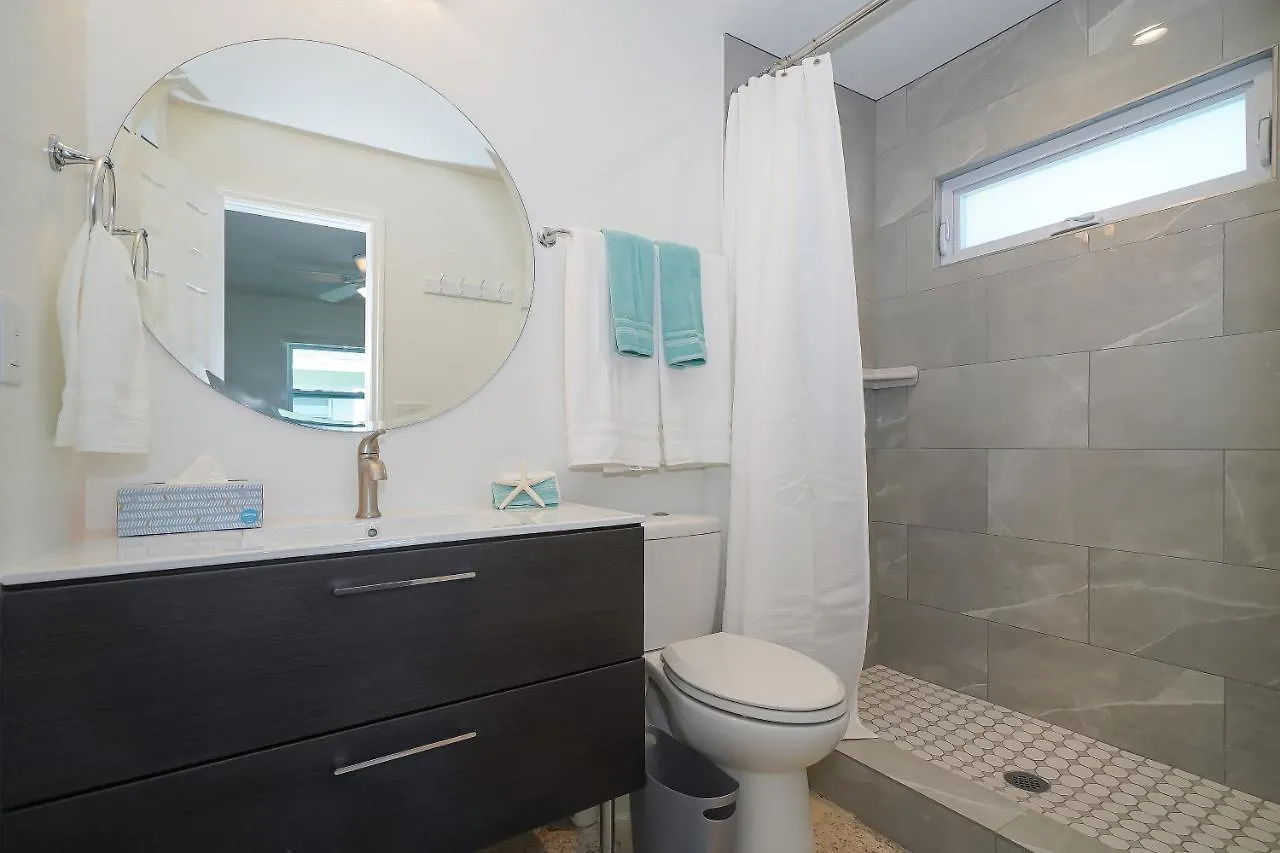 Modern & Fresh - Less Than 3 Miles To The Beach! Holiday home Sarasota