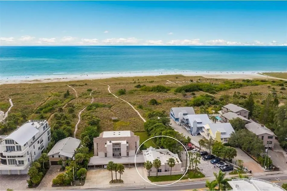 Holiday home New Location, Location, Location! On The Beach, Walk To Village Sarasota