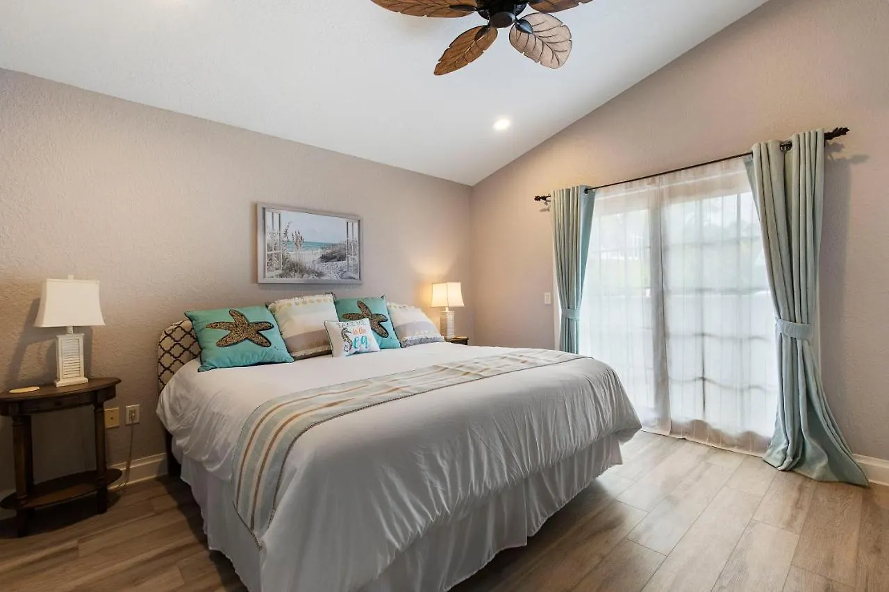 New Location, Location, Location! On The Beach, Walk To Village Holiday home Sarasota
