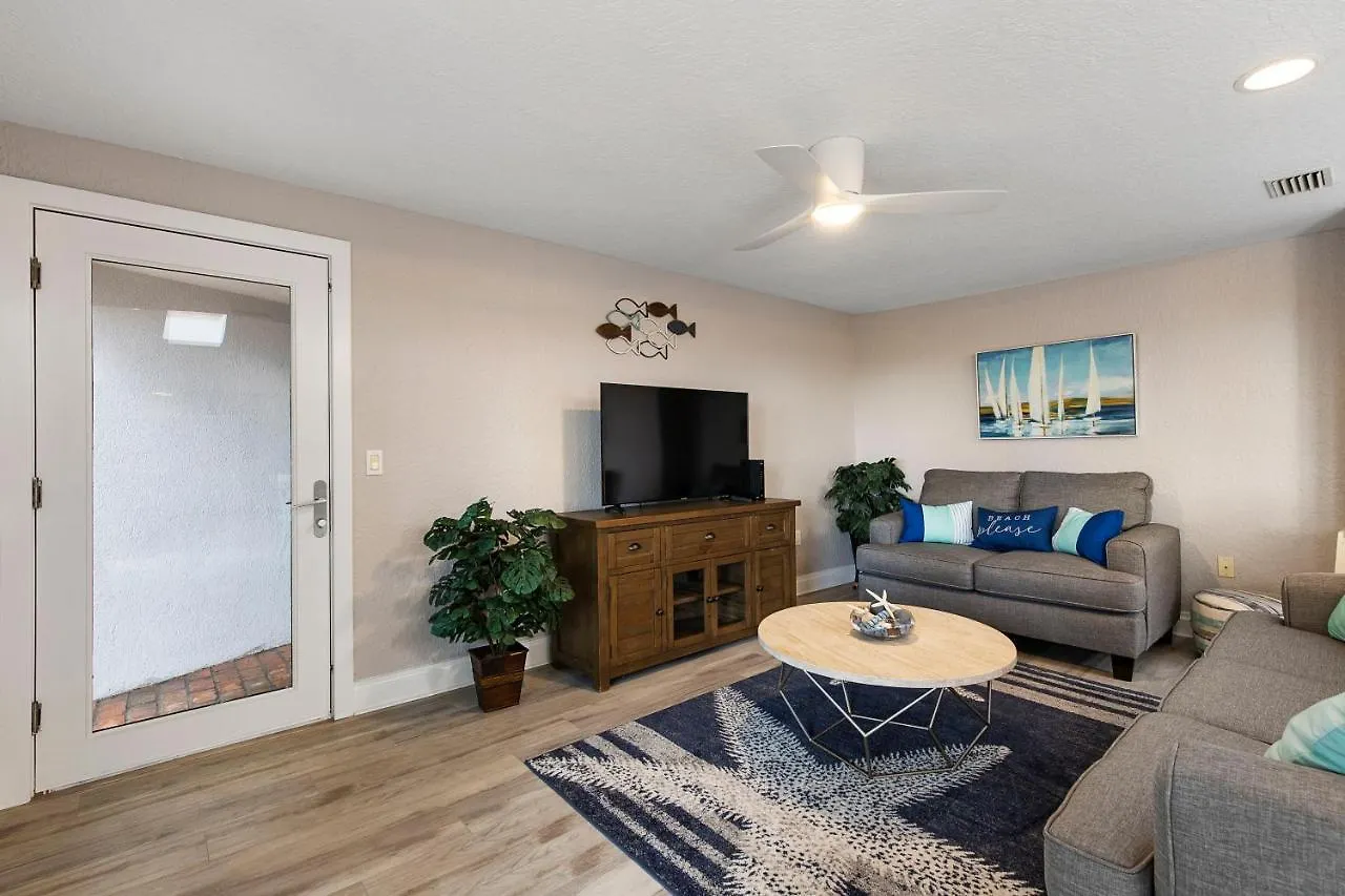 New Location, Location, Location! On The Beach, Walk To Village Holiday home