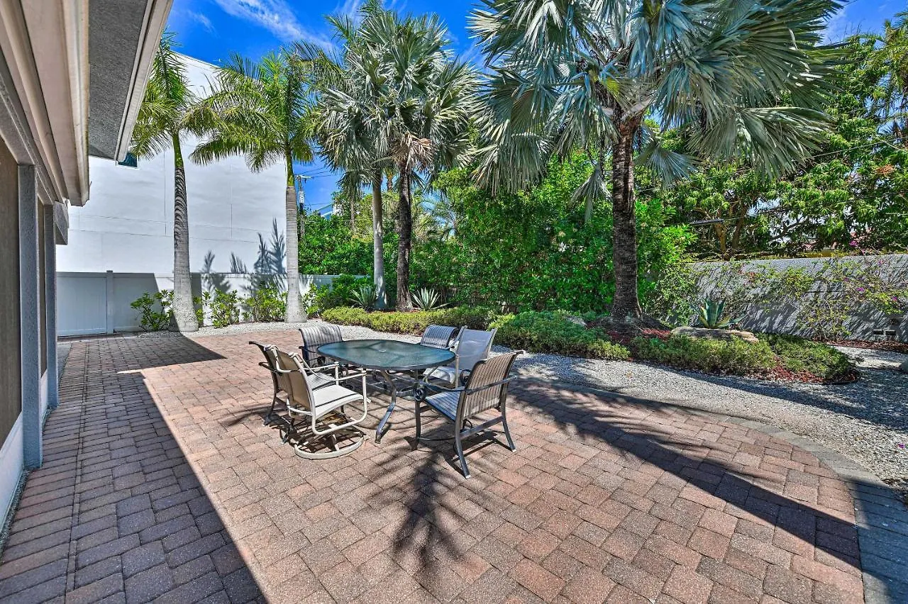 Lido Key Hideout With Patio And Yard And Walk To Beach! Apartment *