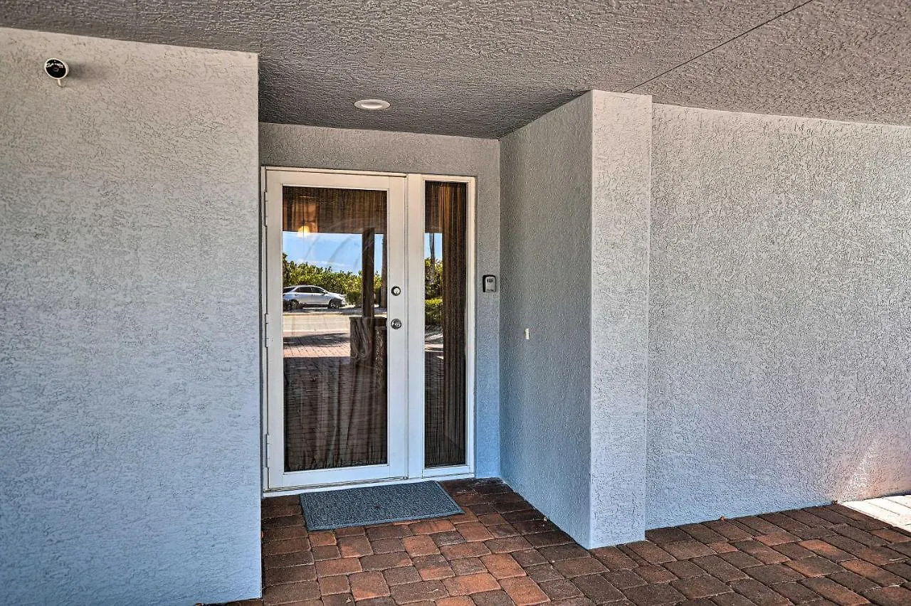 Lido Key Hideout With Patio And Yard And Walk To Beach! Apartment *