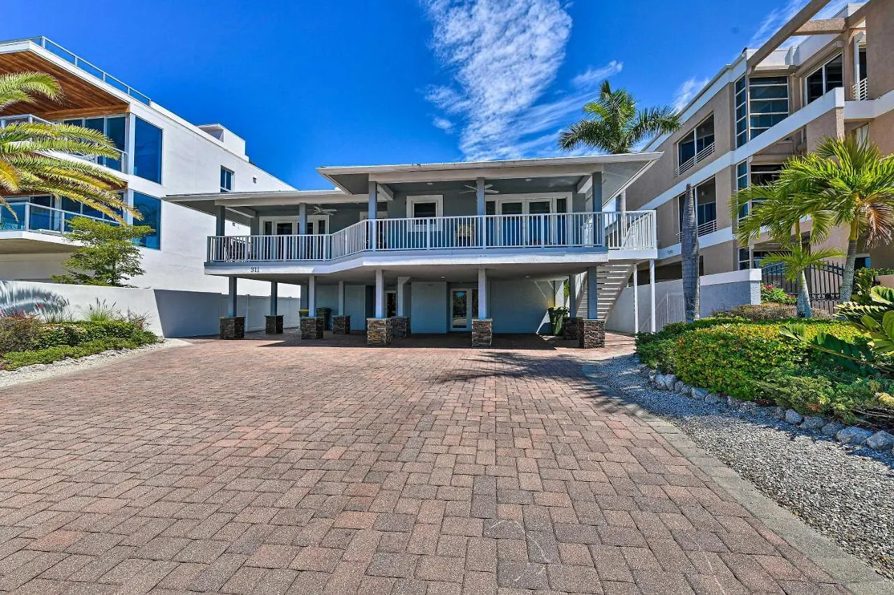 Lido Key Hideout With Patio And Yard And Walk To Beach! Apartment *