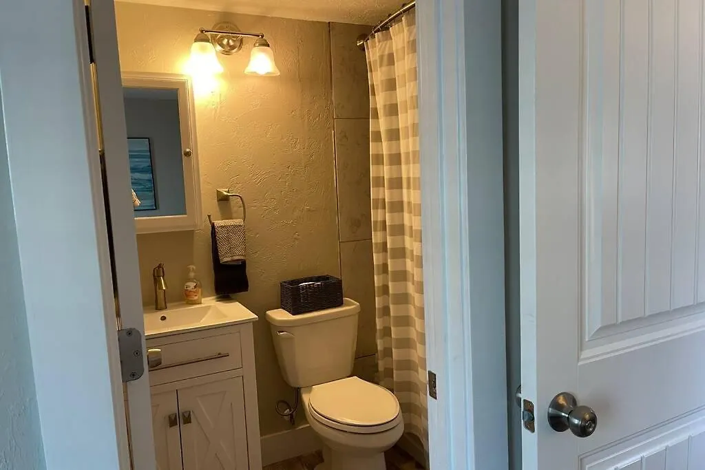 Siesta Key Village-suite #1: A Block To The Beach! Apartment *