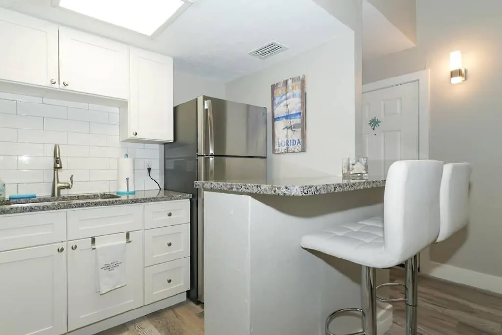 Siesta Key Village-suite #3: A Block To The Beach!