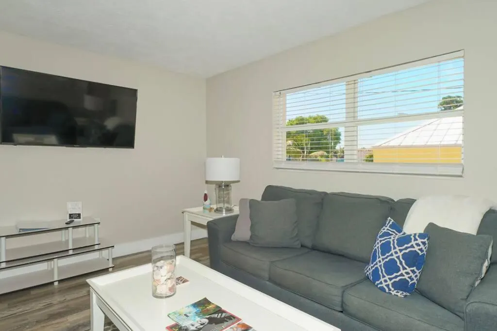 Siesta Key Village-suite #2: A Block To The Beach!