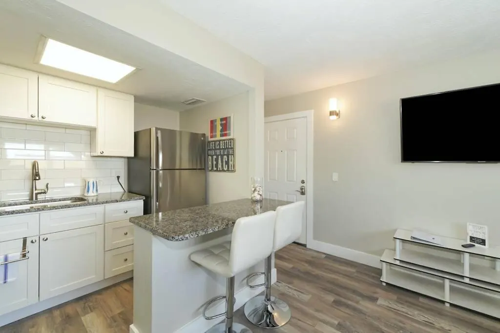 Siesta Key Village-suite #2: A Block To The Beach! Apartment