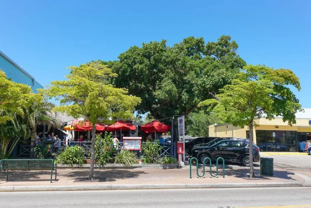 Siesta Key Village-suite #3: A Block To The Beach!