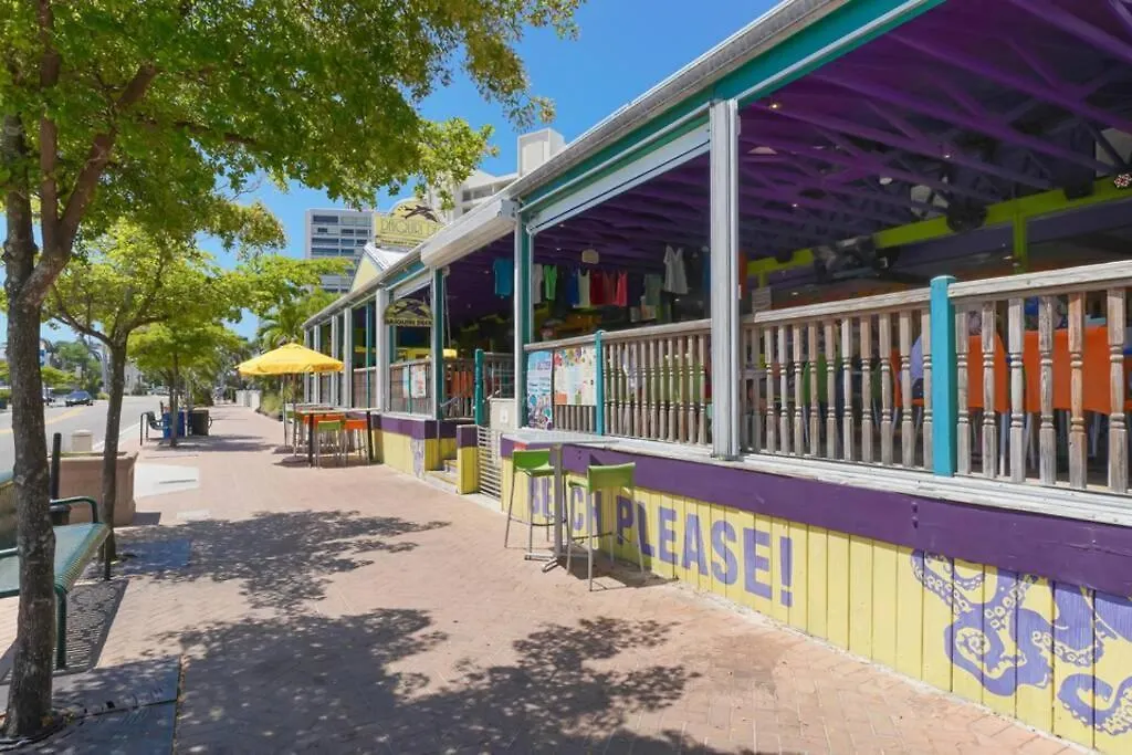 Siesta Key Village-suite #3: A Block To The Beach!