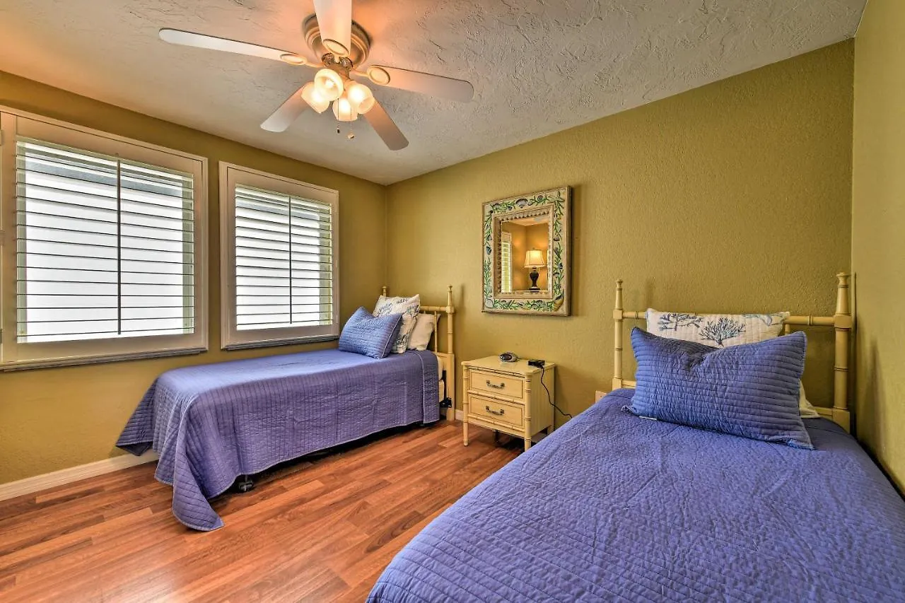 Bright Coastal Walk To Lido Key Beach! Apartment