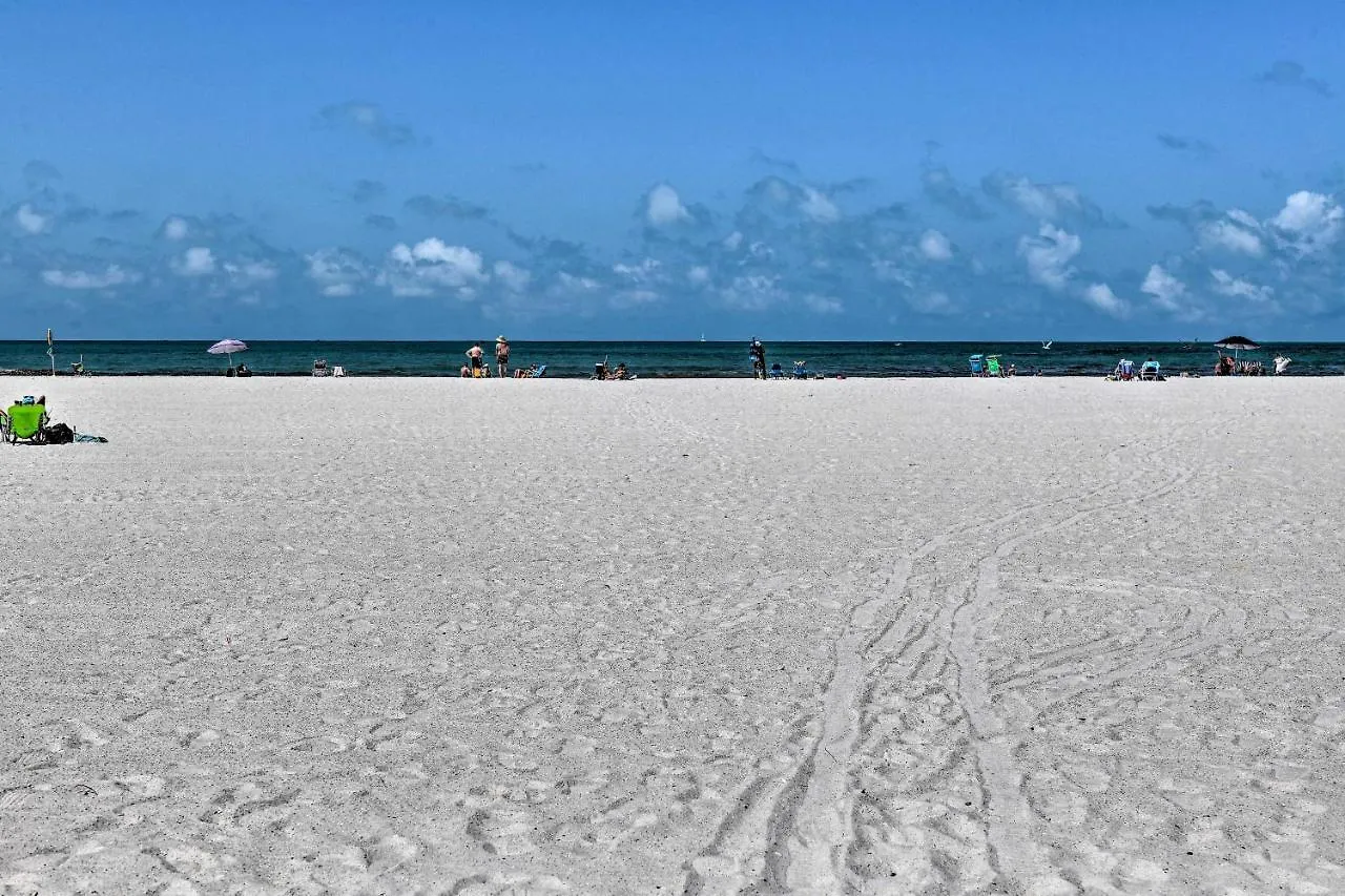 Bright Coastal Walk To Lido Key Beach! *