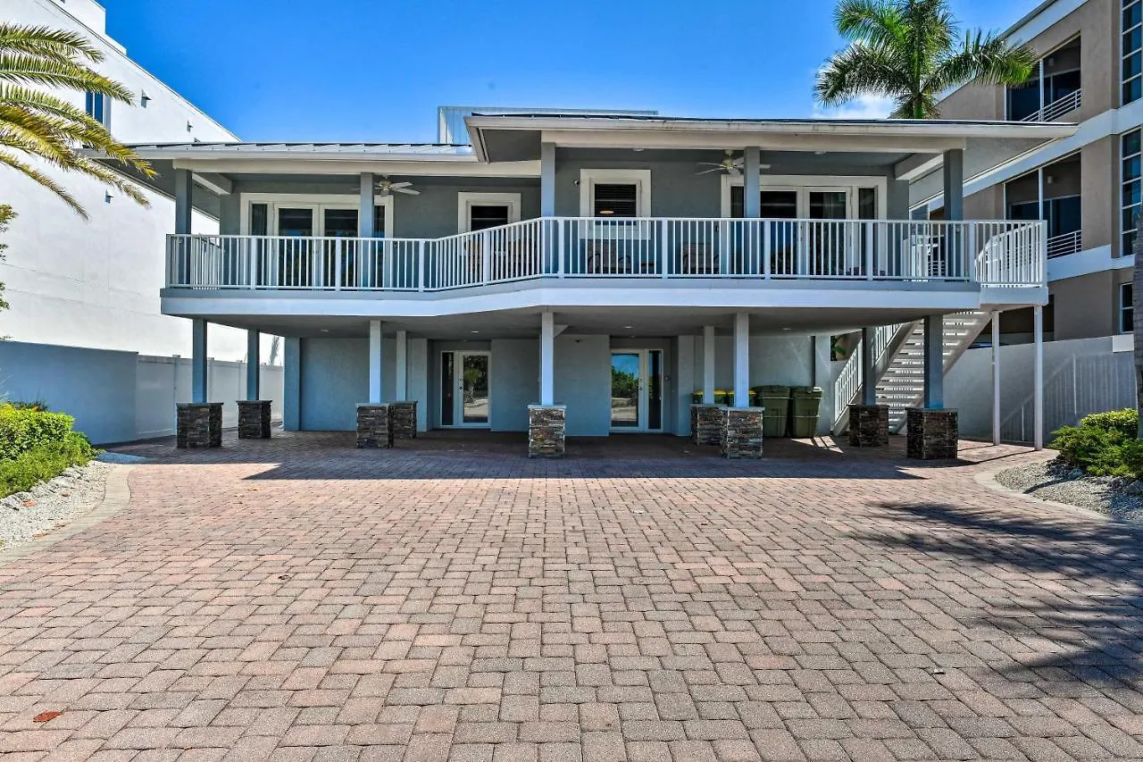 Bright Coastal Walk To Lido Key Beach! Apartment