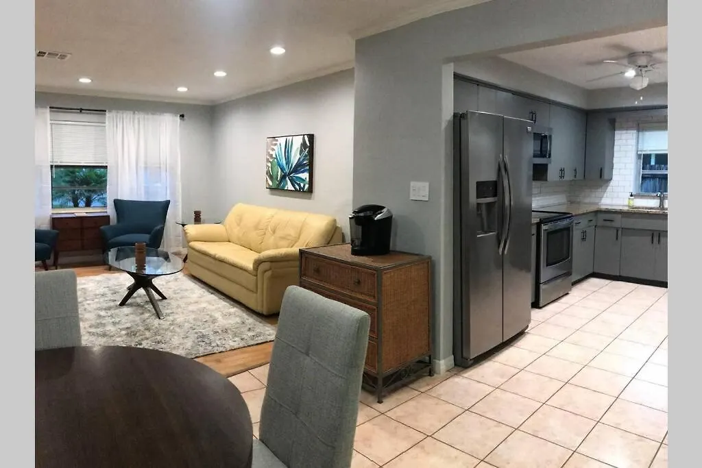 Boho Vibe 3b/2b Centrally Located Alta Vista Sarasota