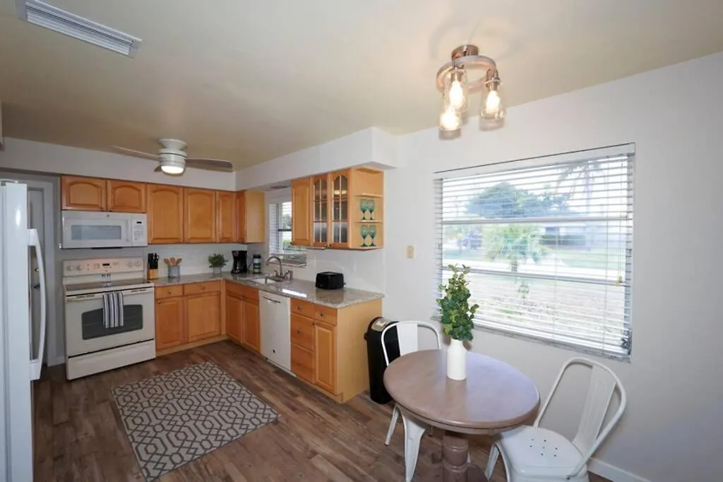 Pool - Close To Beaches, Food, Downtown!