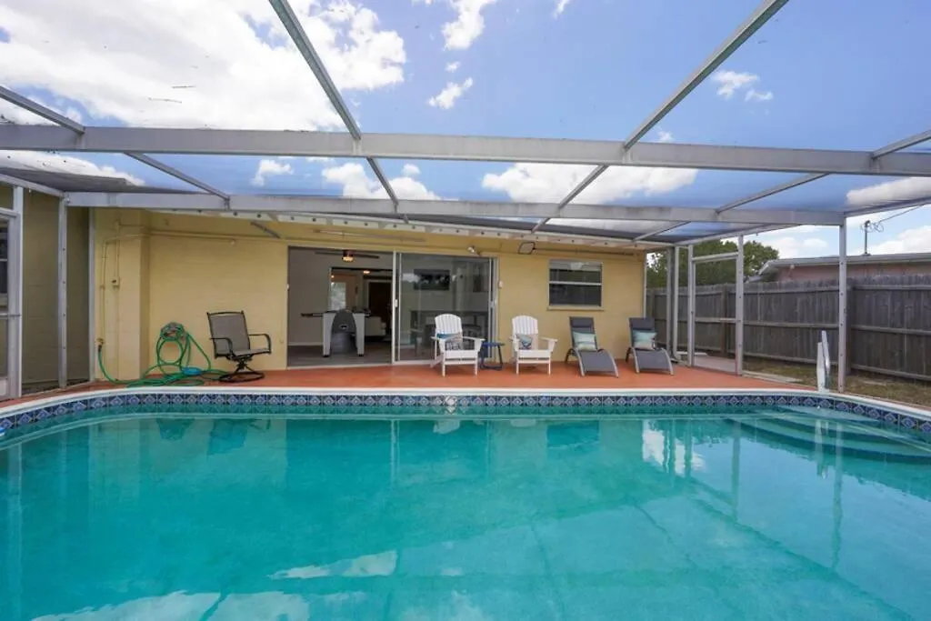 Pool - Close To Beaches, Food, Downtown!