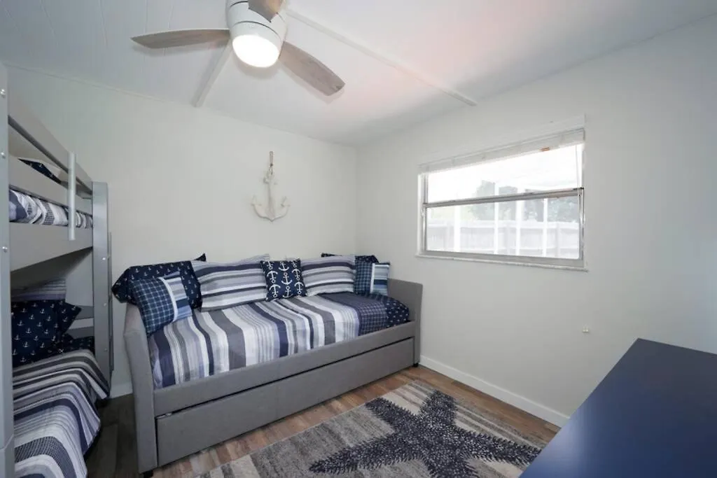 Holiday home Pool - Close To Beaches, Food, Downtown!