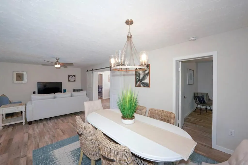 Pool - Close To Beaches, Food, Downtown!