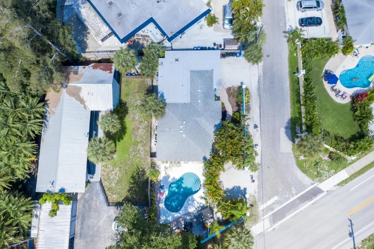 Cozy Tropical Bungalow With Heated Pool Holiday home Sarasota