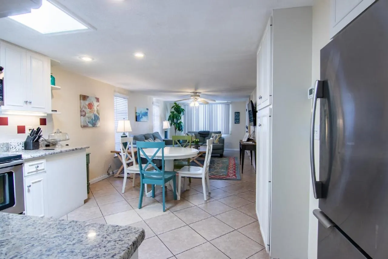 Cozy Tropical Bungalow With Heated Pool Holiday home *