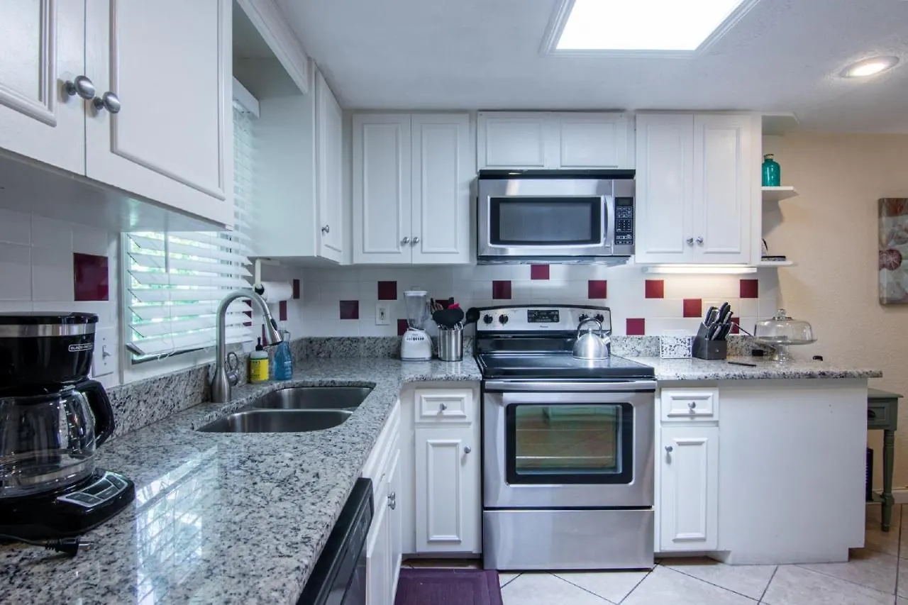 Cozy Tropical Bungalow With Heated Pool Holiday home *