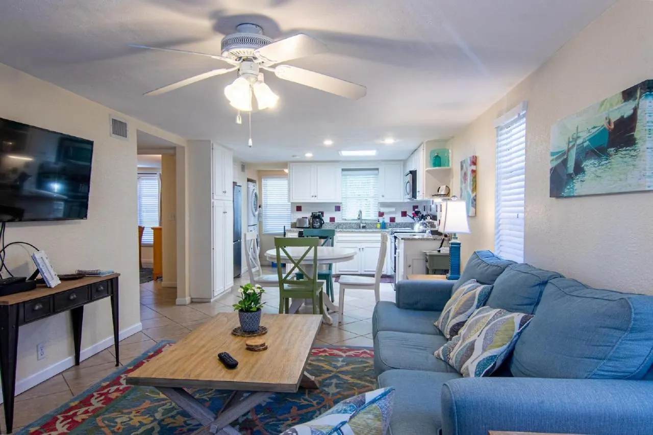 Cozy Tropical Bungalow With Heated Pool Holiday home Sarasota