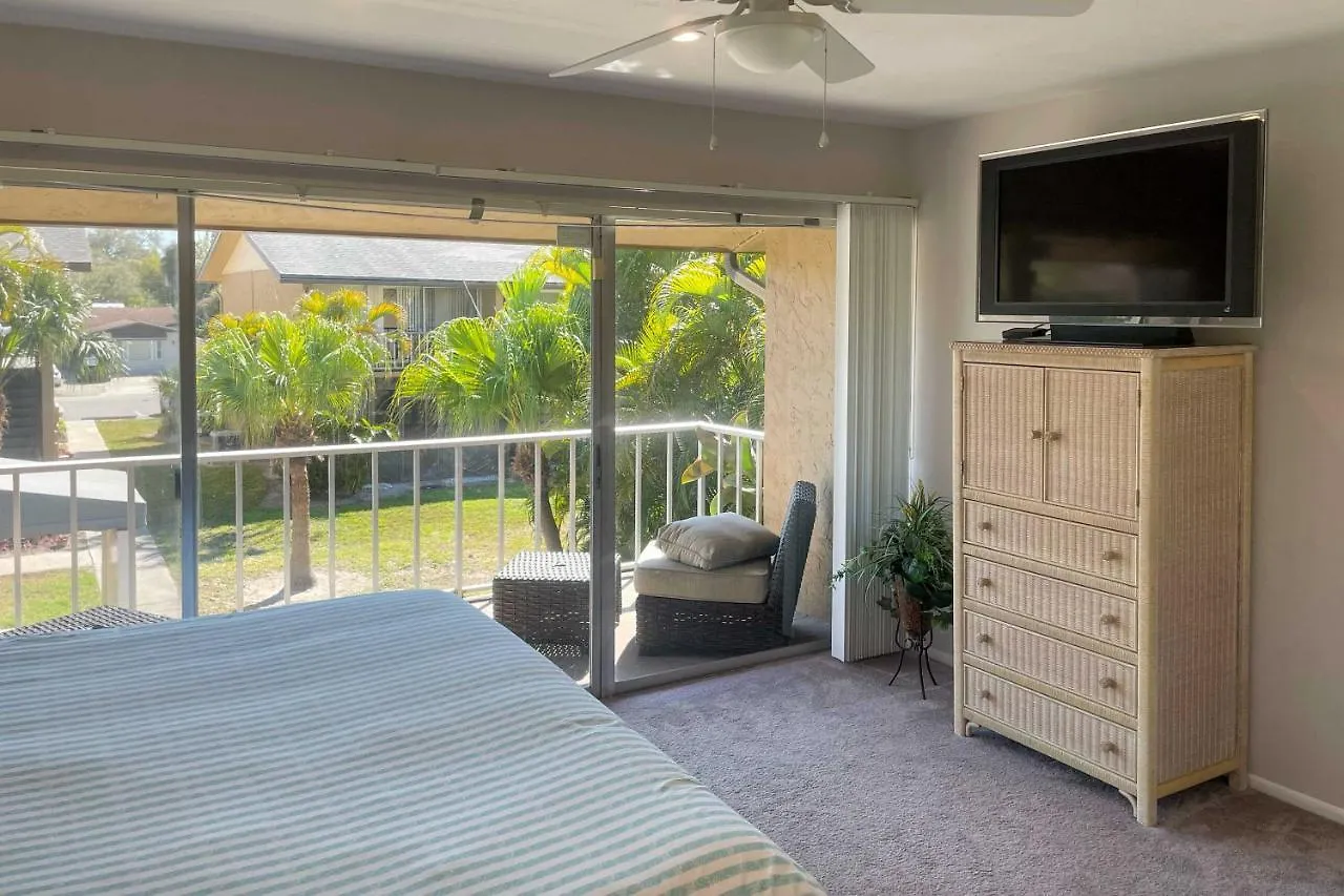 Apartment With Pool Access Less Than 4 Miles To Siesta Key *