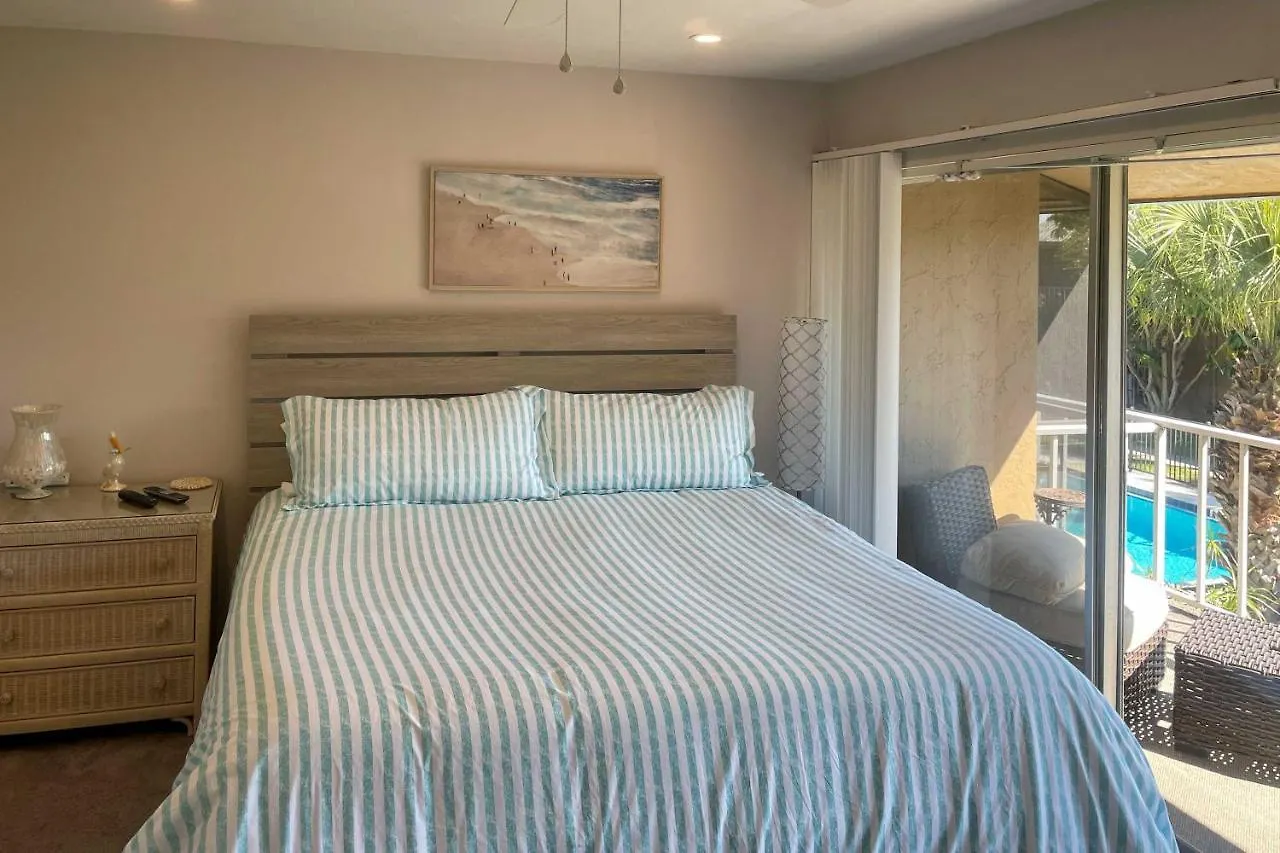 Apartment With Pool Access Less Than 4 Miles To Siesta Key
