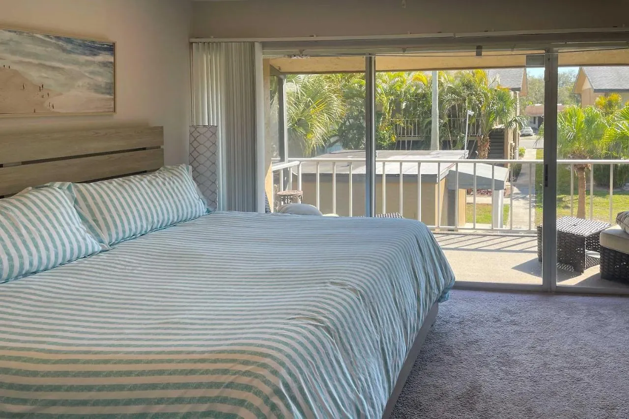 Apartment With Pool Access Less Than 4 Miles To Siesta Key Sarasota
