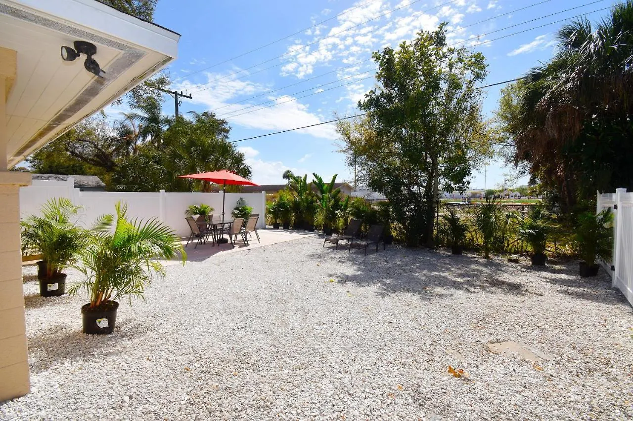 Cute House Near Downtown בית נופש