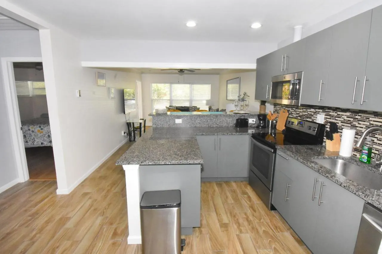 Cute House Near Downtown בית נופש
